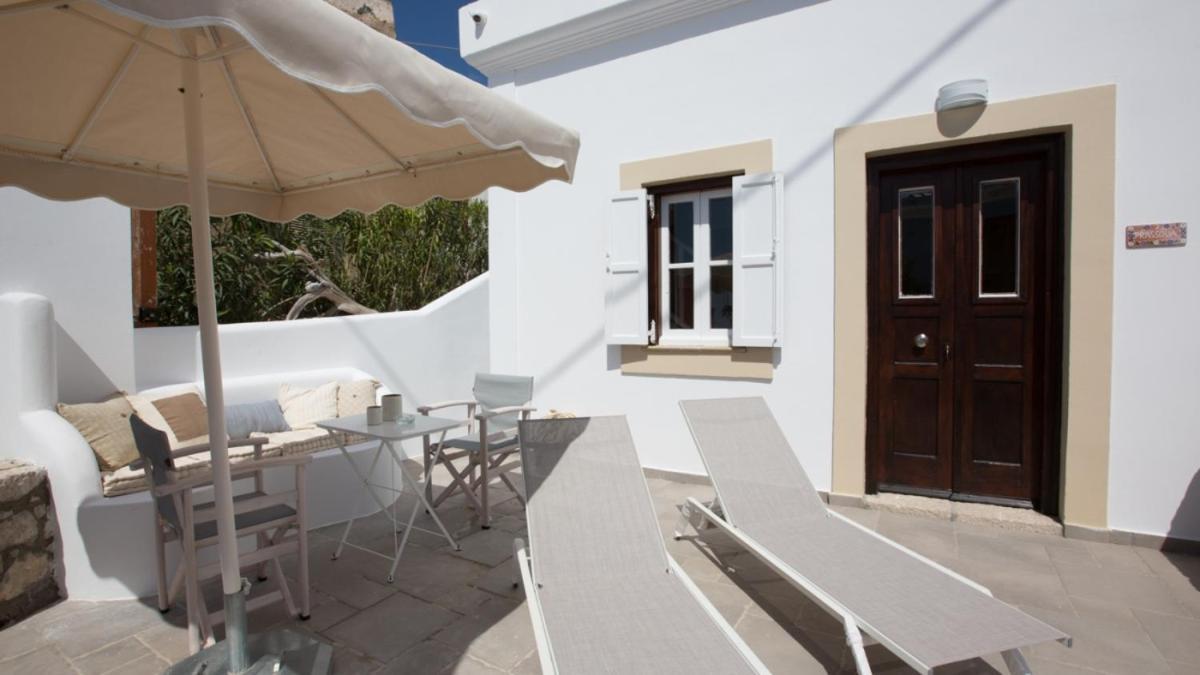 Chic & Modern Apartments With Swim Access Chalki Town Екстериор снимка