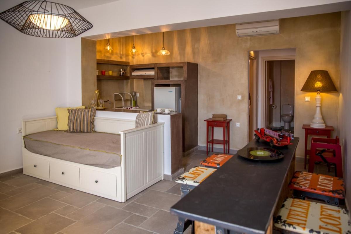 Chic & Modern Apartments With Swim Access Chalki Town Екстериор снимка