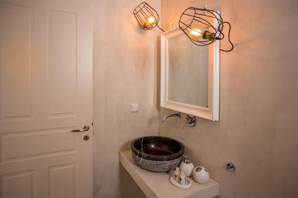 Chic & Modern Apartments With Swim Access Chalki Town Екстериор снимка
